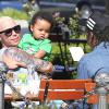 Amber Rose, Wiz Khalifa et leur fils Sebastian déjeunent à la terrasse du restaurant Le Pain Quotidien, à Calabasas. Le 17 mars 2014.