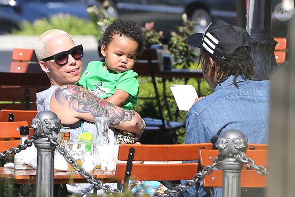 Amber Rose, Wiz Khalifa et leur fils Sebastian déjeunent à la terrasse du restaurant Le Pain Quotidien, à Calabasas. Le 17 mars 2014.
