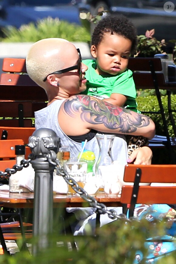 Amber Rose et son fils Sebastian à Calabasas, le 17 mars 2014.
