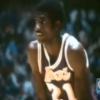 Byron Scoot sous les couleurs des Lakers de Los Angeles dans les années 80, années durant lesquelles il décrochera trois titres de champion NBA