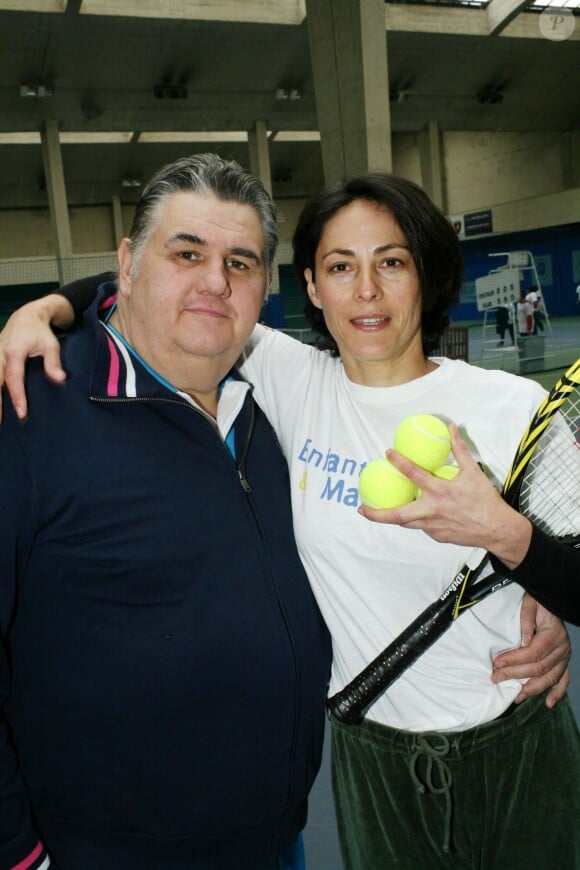Pierre Ménès et Delphine de Turckheim lors d'une journée avec l'association "Enfant Star & Match" au Tennis Club de Paris le 17 mars 2014