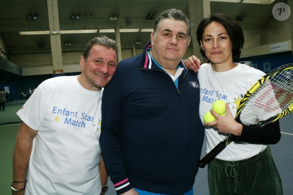 Patrick Adler, Pierre Ménès et Delphine de Turckheim lors d'une journée avec l'association "Enfant Star & Match" au Tennis Club de Paris le 17 mars 2014