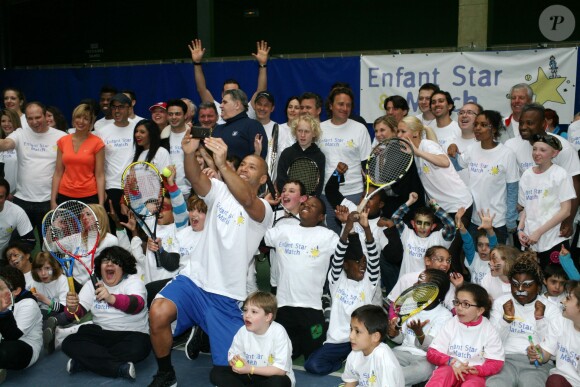 Michèle Laroqe entouré de toutes les célébrités qui avaient répondu présent pour une journée avec l'association "Enfant Star & Match" au Tennis Club de Paris le 17 mars 2014