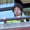 Mick Jagger prend l'air sur le balcon de son hôtel à Boston, Massachusetts, le 15 juin 2013.