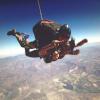 Shy'm en plein saut en parachute en Afrique du sud en mars 2014