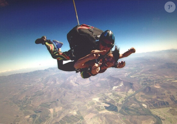 Shy'm en plein saut en parachute en Afrique du sud en mars 2014