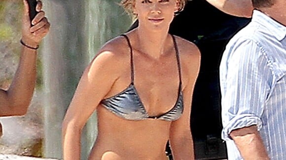 Charlize Theron : Super sexy dans son bikini, elle s'éclate avec son fils