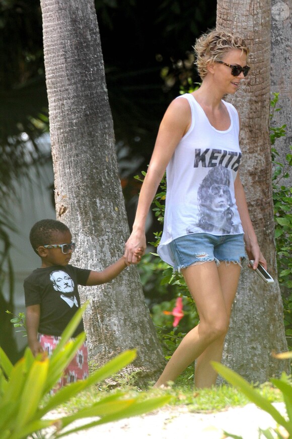 Charlize Theron avec son fils lors d'un photo shoot avec Mario Testino à Key West, Monroe (Floride) le 19 mars 2014.