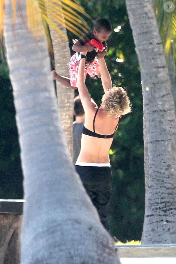 Charlize Theron s'éclate avec son fils Jackson à Key West, Monroe (Floride) le 19 mars 2014.