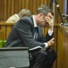 Oscar Pistorius lors de son procès devant le tribunal de Pretoria où il est poursuivi pour le meurtre de sa compagne Reeva Steenkamp, le 6 mars 2014
