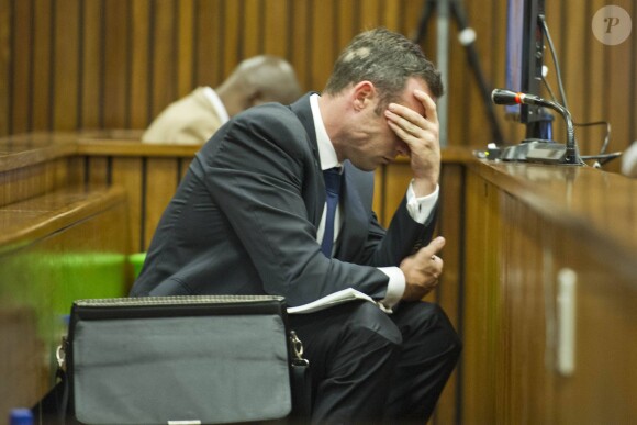 Oscar Pistorius lors de son procès devant le tribunal de Pretoria où il est poursuivi pour le meurtre de sa compagne Reeva Steenkamp, le 6 mars 2014