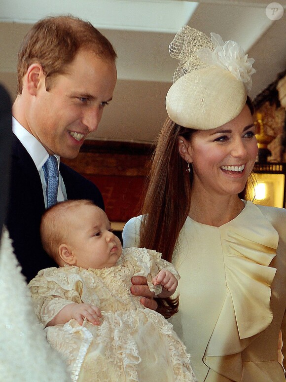 Le prince William et Kate Middleton lors du baptême de leur fils le prince George de Cambridge le 23 octobre 2013 au palais St James, à Londres.