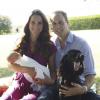 Kate Middleton et le prince William posant en août 2013 avec leur fils le prince George de Cambridge, un mois après sa naissance, et leur chien Lupo.