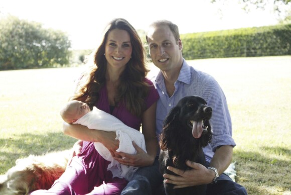 Kate Middleton et le prince William posant en août 2013 avec leur fils le prince George de Cambridge, un mois après sa naissance, et leur chien Lupo.