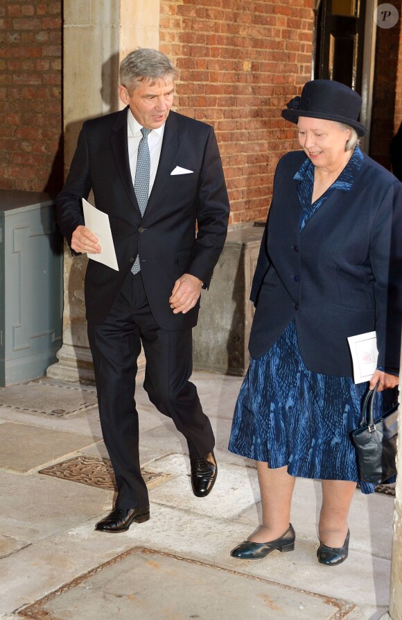 Jessica Webb, ex-nourrice des princes William et Harry qui a repris du service pour le prince George, avec Michael Middleton le 23 octobre 2013 lors du baptême du fils du duc et de la duchesse de Cambridge.