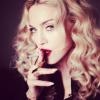 Madonna une cigarette au bec, à New York, mars 2014. La star précise en légende qu'elle n'a pas avalé la fumée.