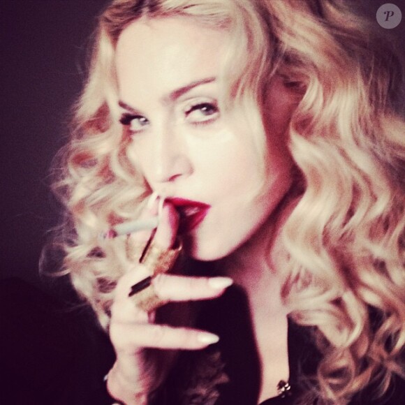 Madonna une cigarette au bec, à New York, mars 2014. La star précise en légende qu'elle n'a pas avalé la fumée.