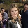 Cheveux électriques + perfecto = tendance punkette ! La princesse Letizia d'Espagne visite le centre intégré de formation professionnelle lors de son déplacement à Langreo, le 20 mars 2014.