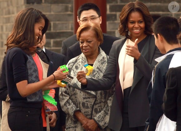 Michelle Obama avec sa mère Marian Robinson (au centre) et ses deux filles Sasha et Malia lors d'une visite dans la ville fortifiée de Xian dans la province de Shaanxi en Chine, le 24 mars 2014.