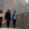 La First Lady Michelle Obama et ses deux filles Sasha (à gauche) et Malia (à droite) visitent la Grande Muraille de Chine, le 23 mars 2014.