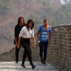 Michelle Obama et ses deux filles Sasha (à gauche) et Malia (à droite) visitent la Grande Muraille de Chine, le 23 mars 2014.