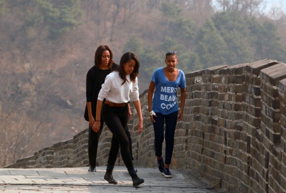 Michelle Obama et ses deux filles Sasha (à gauche) et Malia (à droite) visitent la Grande Muraille de Chine, le 23 mars 2014.