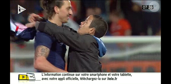 Après avoir récupéré le maillot de son idole, le jeune Alexandre ne peut s'empêcher de se jeter dans les bras de Zlatan Ibrahimovic lors du match entre le Paris Saint-Germain et Lorient, le 21 mars 2014 à Lorient