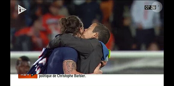 Zlatan Ibrahimovic, embrassé par Alexandre, jeune fan, à qui il a donné son maillot lors du match entre le Paris Saint-Germain et Lorient, le 21 mars 2014 à Lorient