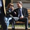 Nicolas Sarkozy et sa femme Carla Bruni se prélassent sur un banc du lycée du bureau de vote dans le 16e arrondissement à Paris, le 23 mars 2014.