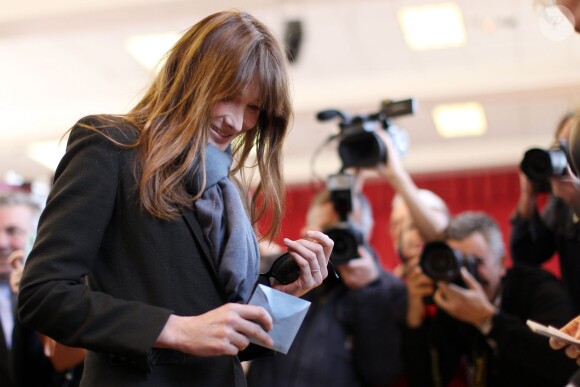 Carla Bruni a voté dans le 16e arrondissement de Paris à l'occasion des élections municipales, le 23 mars 2014.