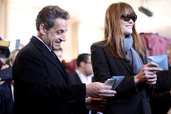 Nicolas Sarkozy et sa femme Carla Bruni ont voté dans le 16e arrondissement de Paris à l'occasion des élections municipales, le 23 mars 2014.