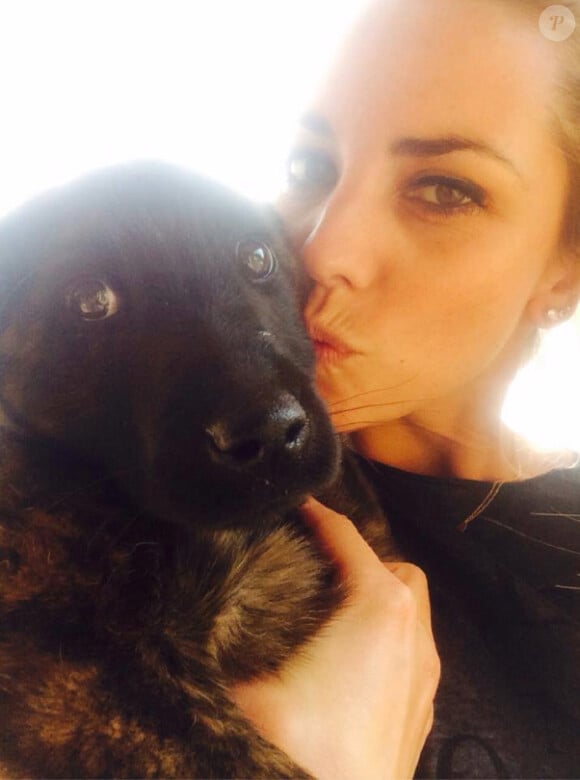 Christie, nouvel Ange des Anges de la télé-réalité 6, pose avec son chien