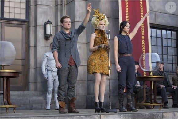 Elizabeth Banks et sa robe-papillon aux côtés de Josh Hutcherson et Jennifer Lawrence dans Hunger Games - L'Embrasement.