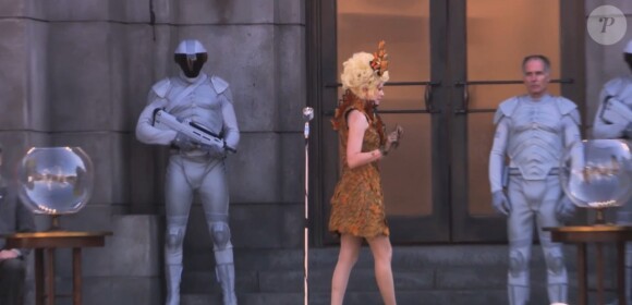 Elizabeth Banks avec sa robe-papillon signée Alexander McQueen sur le tournage d'Hunger Games - L'Embrasement.