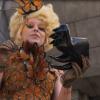 Elizabeth Banks et son look délirant, robe-papillon et Fang shoes, sur le tournage d'Hunger Games - L'Embrasement.