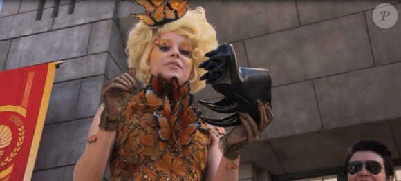 Elizabeth Banks et son look délirant, robe-papillon et Fang shoes, sur le tournage d'Hunger Games - L'Embrasement.