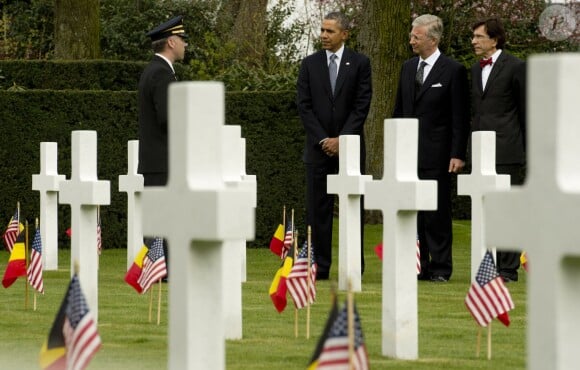 Barack Obama, le roi Philippe de Belgique et le premier ministre belge Elio Di Rupo au cimetière américain de Flanders Field à Waregem (Belgique), le 26 mars 2014. 