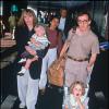 Mia Farrow et Woody Allen avec leurs enfants à l'aéroport de Londres en 1989