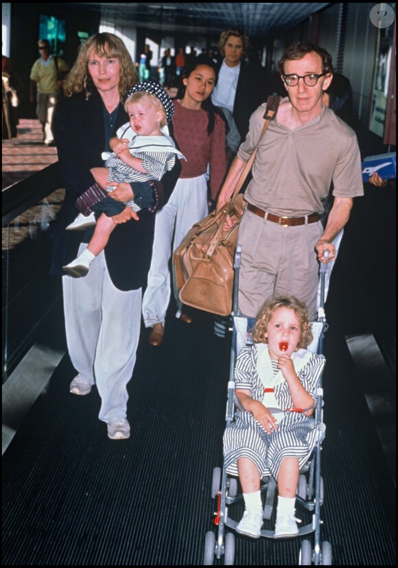 Mia Farrow et Woody Allen avec leurs enfants à l'aéroport de Londres en 1989