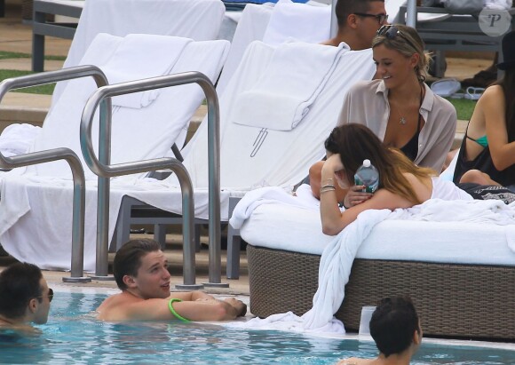 Patrick Schwarzenegger s'amuse avec des amis au bord d'une piscine à Miami le 28 mars 2014