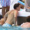 Patrick Schwarzenegger s'amuse avec des amis au bord d'une piscine à Miami 