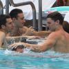 Patrick Schwarzenegger s'amuse avec des amis dans une piscine à Miami 