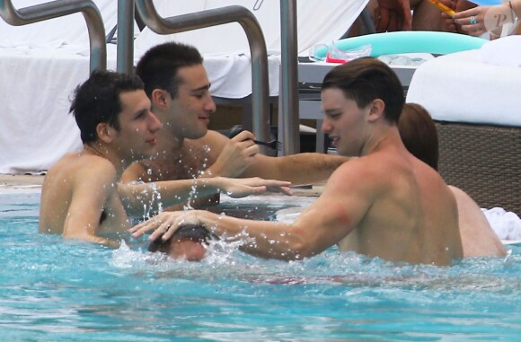 Patrick Schwarzenegger s'amuse avec des amis dans une piscine à Miami 