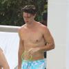 Le beau Patrick Schwarzenegger s'amuse avec des amis au bord d'une piscine à Miami