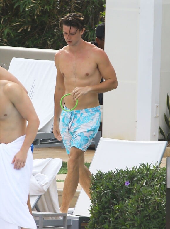 Le beau Patrick Schwarzenegger s'amuse avec des amis au bord d'une piscine à Miami 