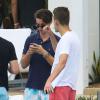 Patrick Schwarzenegger s'amuse avec des amis au bord d'une piscine à Miami 