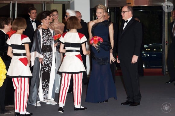 Les élèves de l'académie de danse Princesse-Grace habillés par Karl Lagerfeld accueillent le prince Albert et Charlene lors du  Bal de La Rose de Monaco le 29 mars 2014