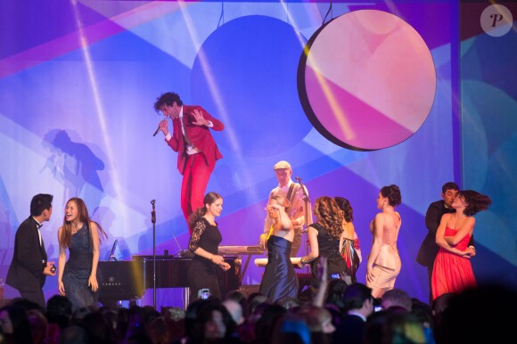 Mika fait le show lors du Bal de La Rose de Monaco le 29 mars 2014