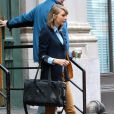 Taylor Swift sort de son appartement avec son chat à New York, le 30 mars 2014.