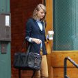 Taylor Swift sort de son appartement avec son chat à New York, le 30 mars 2014.